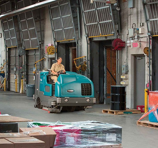 Mantenga la salud y la seguridad con la barredora-fregadora M30 de Tennant